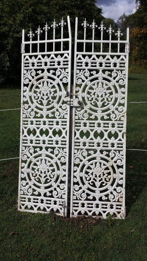 circle panel gate